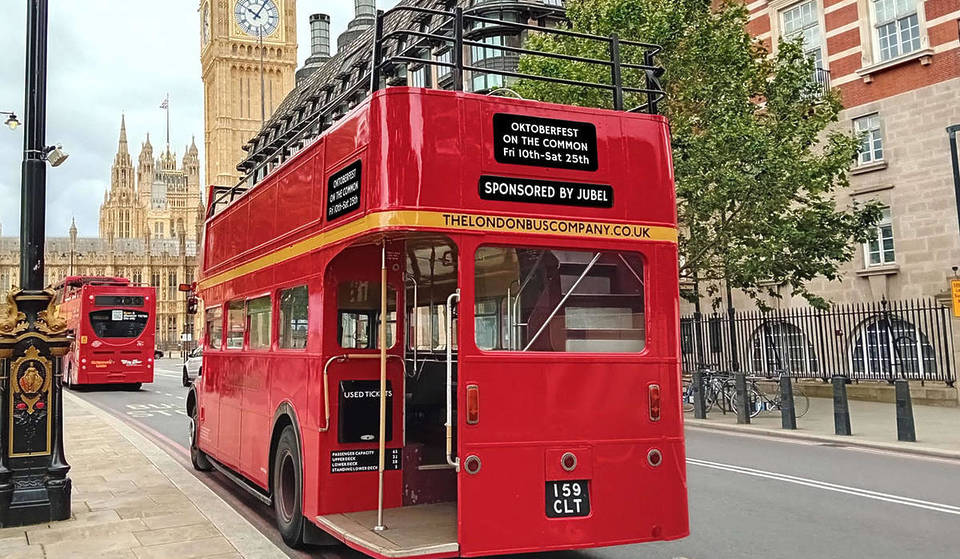 Pegue uma cerveja grátis entrando em um ônibus aberto de dois andares que passará por alguns marcos icônicos de Londres neste fim de semana