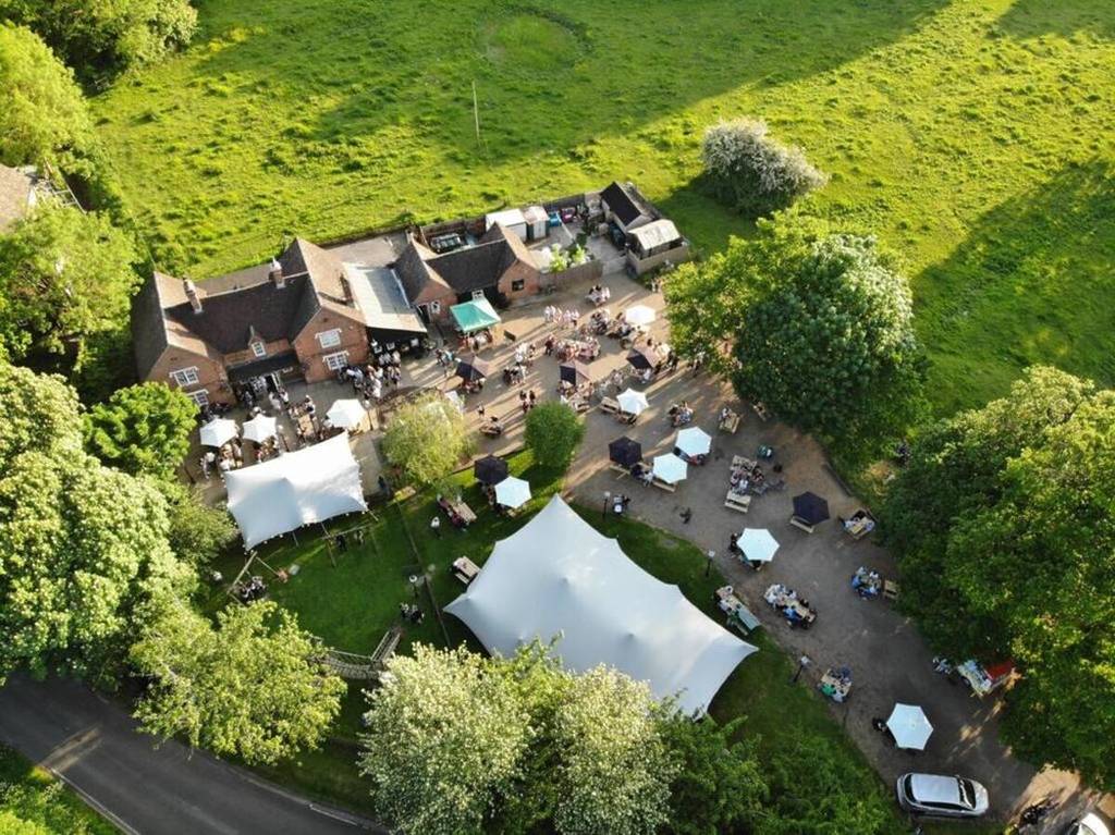 vista aérea do pub white swan em conington