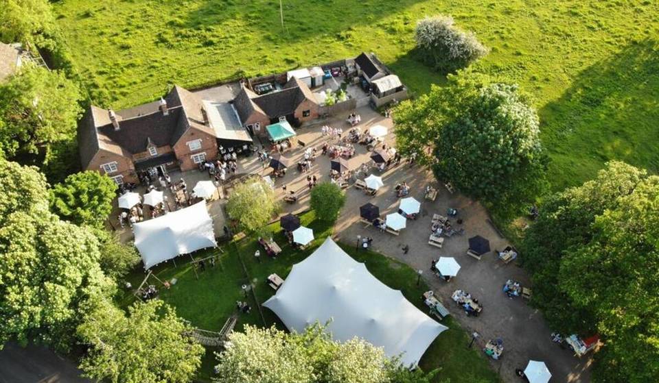 Uno de los pubs rurales más bonitos está a menos de 2 horas de Londres, y tiene una enorme cervecería al aire libre y una zona de juegos para niños perfecta para pasar un día en familia.