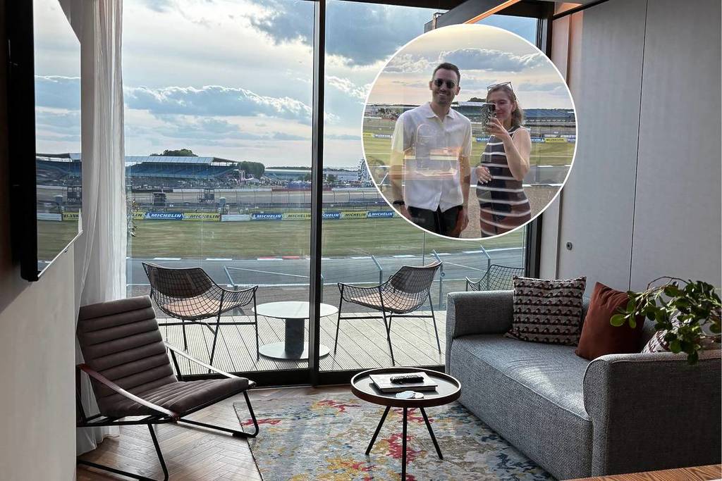 Das Innere einer Trackside Residence im Escapade Silverstone mit einem kreisförmigen Bild eines Paares überlagert