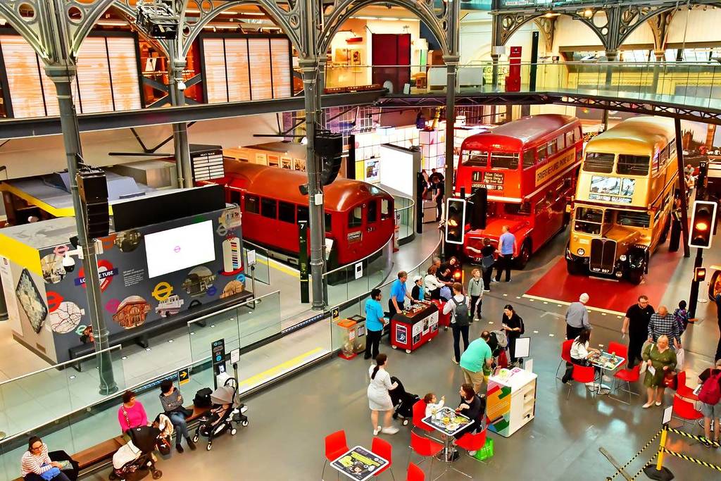 Mensen in het London Transport Museum