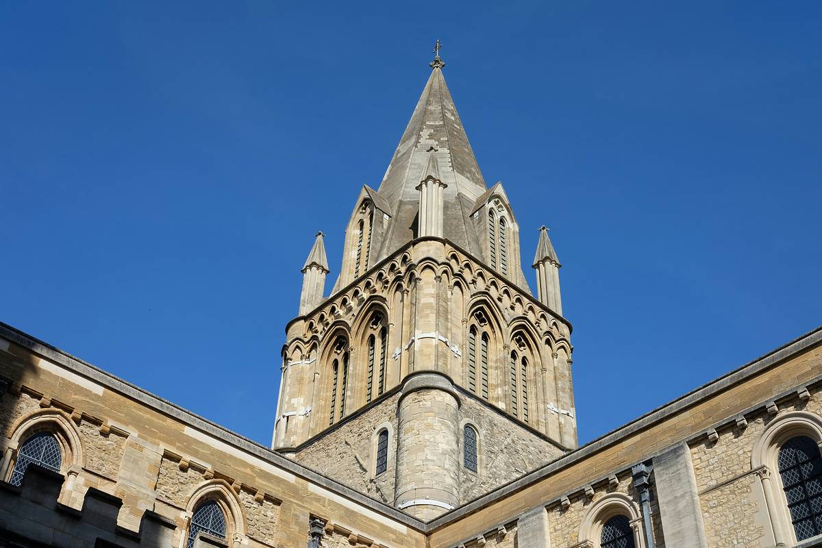 southwark cathedral under blue sky