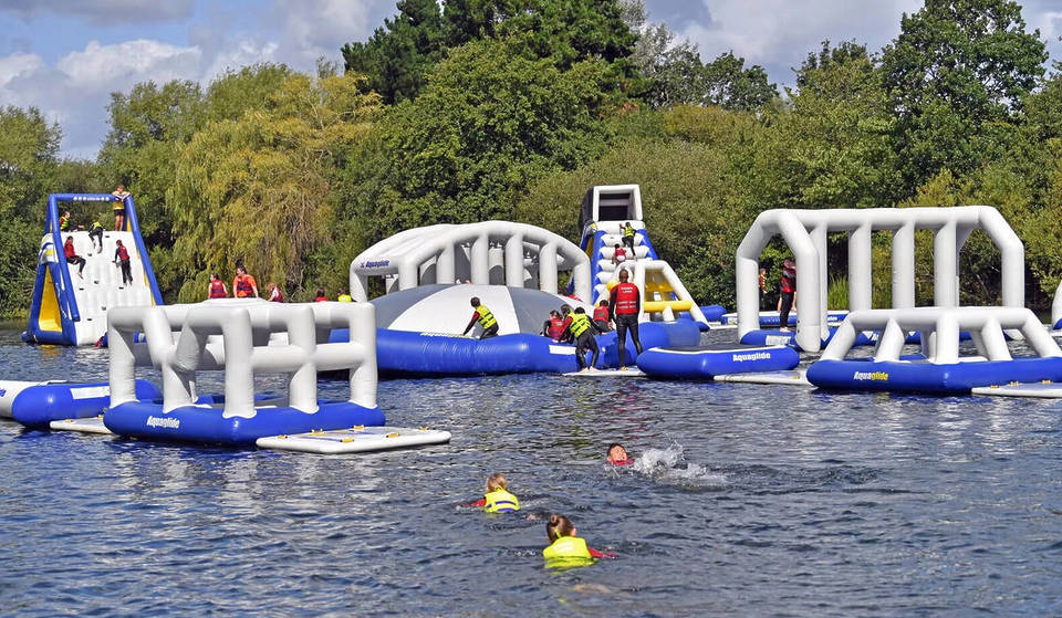 Dieser aufregende Wasserpark verfügt über einen riesigen schwimmenden Hindernisparcours auf einem 150 Hektar großen, malerischen See &#8211; und er ist nur eine Stunde von London entfernt