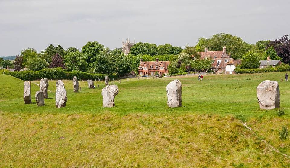 Este pueblecito a menos de dos horas de Londres alberga el círculo de piedra prehistórico más grande del mundo, y no es Stonehenge.