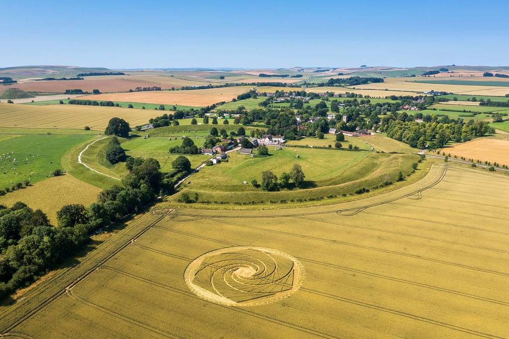 Das Dorf Avebury, umgeben vom größten Steinkreis der Welt