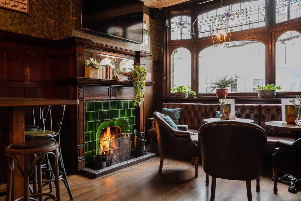 interieur van de forester pub in ealing met glas-in-loodramen en een Edwardiaanse open haard