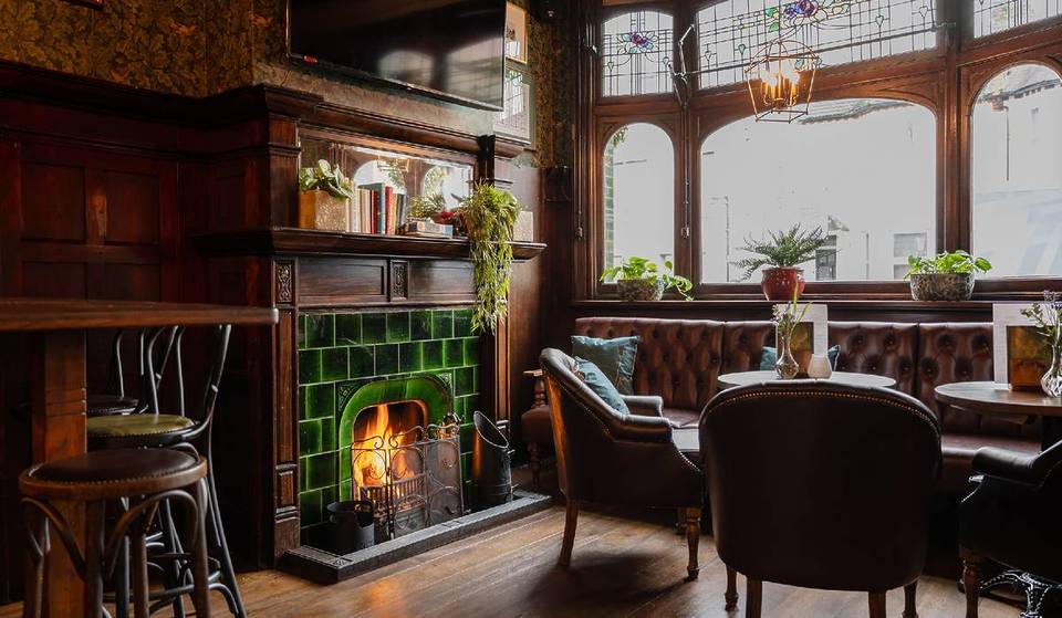 Este pub acaba de ser elegido el más bello de Londres, y en su interior encontrará acogedoras chimeneas eduardianas e impresionantes vidrieras florales de estilo Art Nouveau.