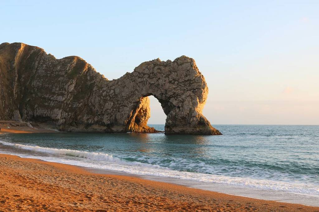 Der berühmte Kalksteinbogen von Durdle Door, der ins Meer hinausragt