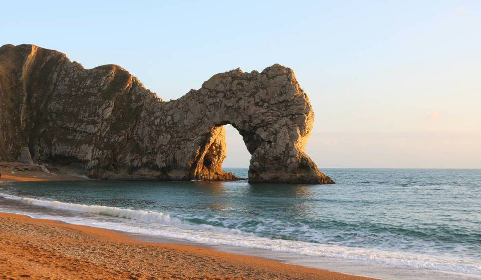 Dieser atemberaubende Strand in Südengland wurde von National Geographic zu einem der besten Strände der Welt gekürt &#8211; hier erfahren Sie, wie Sie von London dorthin gelangen