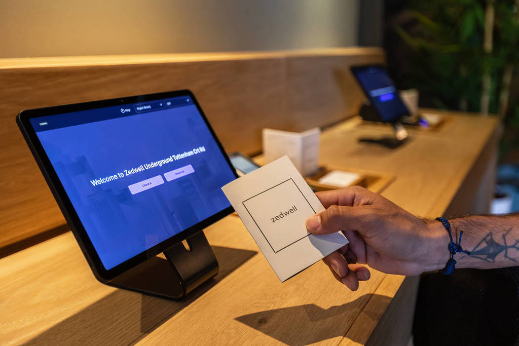 Um ecrã tátil que permite a um cliente, com um cartão-chave, fazer o check-in num hotel.