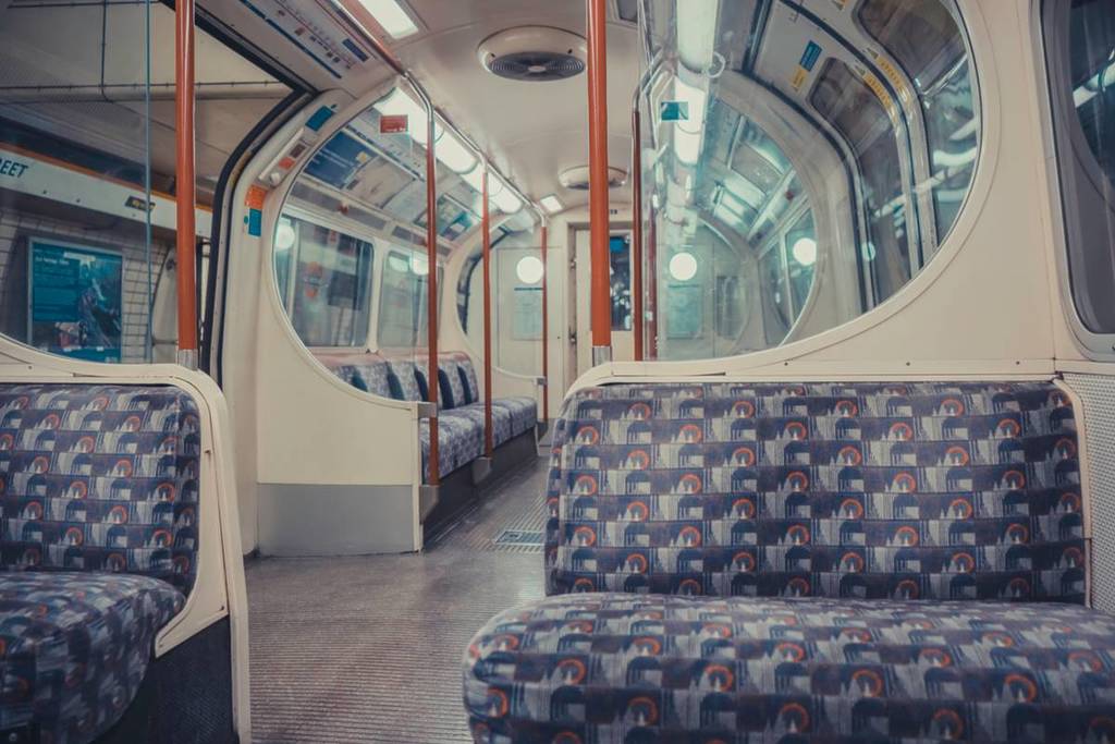 interior de un antiguo vagón vacío de la línea de bakerloo