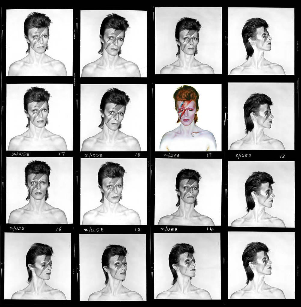 Un foglio a contatto in bianco e nero con 16 ritratti di David Bowie nel suo iconico look 