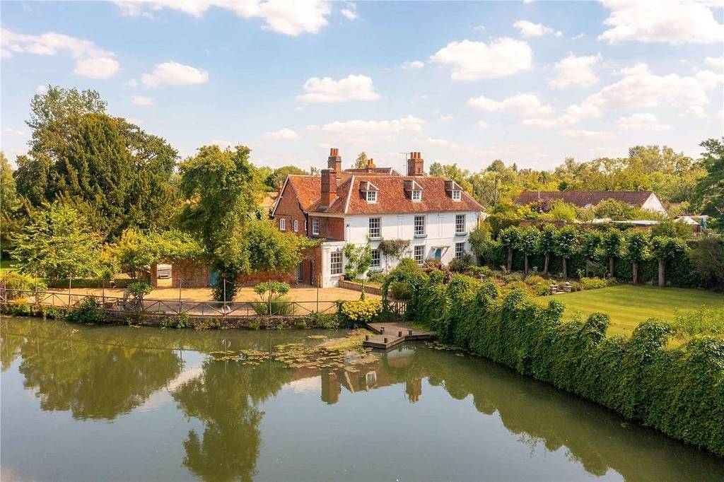 riprese esterne con drone della casa di campagna inglese di tim burton