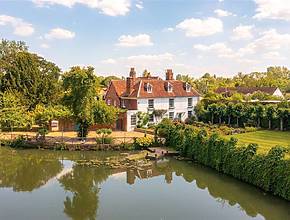 La casa de campo de Tim Burton y Helena Bonham Carter está a la venta por 4,5 millones de libras y es como entrar en el plató de una película de Burton.