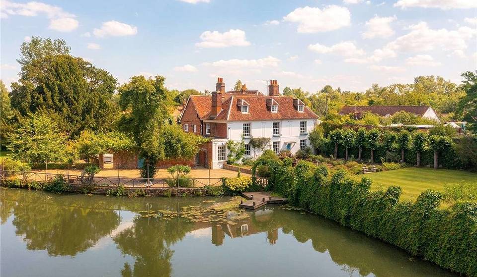 A casa de campo de Tim Burton e Helena Bonham Carter está à venda – e é como entrar no set de um filme de Burton