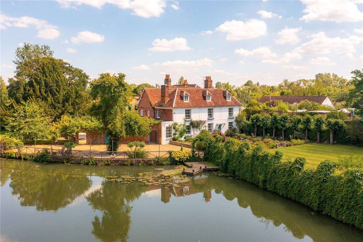 Tim Burton And Helena Bonham Carter’s £4.5 Million Country House Is Up For Sale