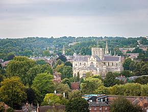 Esta hermosa ciudad, a sólo una hora de Londres, es la antigua capital de Inglaterra y alberga la Mesa Redonda del Rey Arturo y el mayor mercado agrícola del Reino Unido.