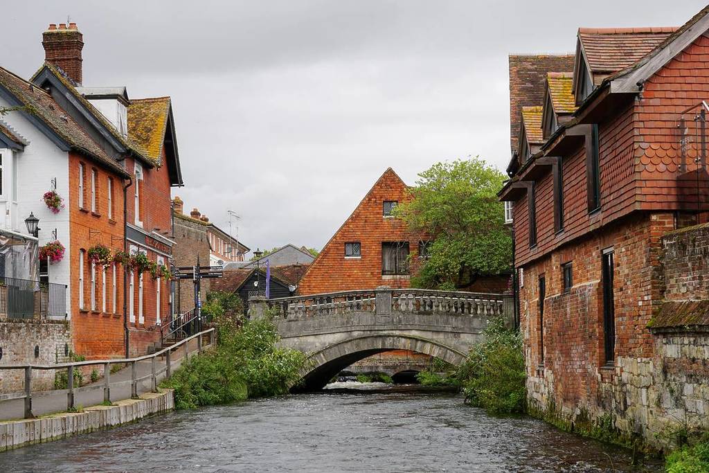 Eine Brücke über einen Fluss in Winchester