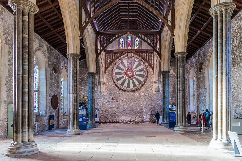 Die Tafelrunde an der Wand der Großen Halle im Winchester Castle