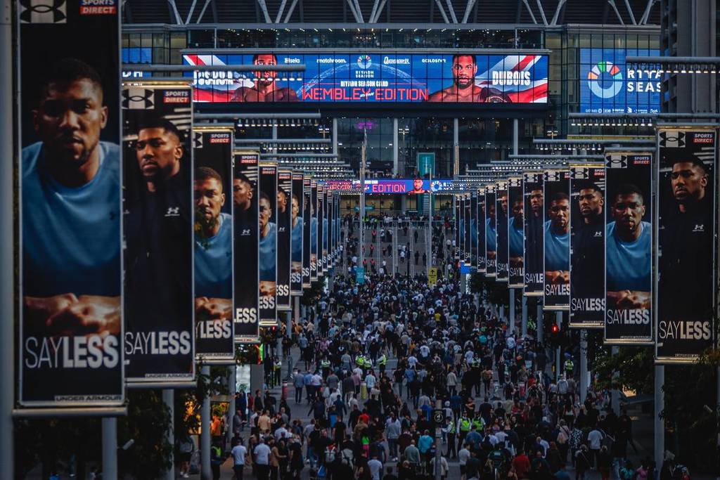 Los aficionados llegan al estadio londinense de Wembley para presenciar el combate entre Anthony Joshua y Daniel Dubois.