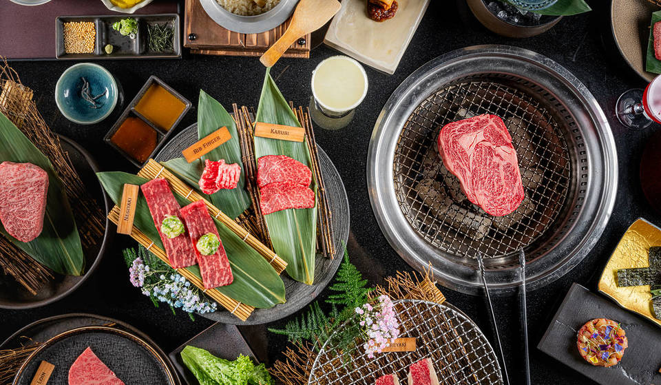 Ce superbe steakhouse japonais offre à ses convives un Wagyu fondant à souhait &#8211; et votre repas est cuisiné devant vous, à votre table.