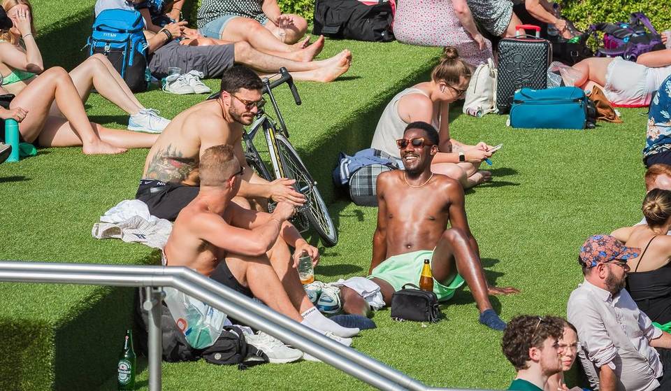 10 façons de lutter contre la chaleur et de rester au frais à Londres : débranche les ventilateurs, ne bois pas d’alcool, porte des vêtements blancs