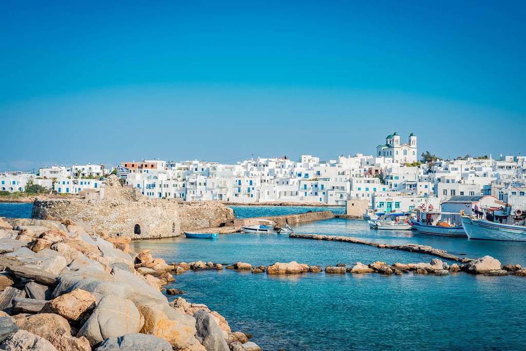 uma pitoresca aldeia azul e branca na ilha de paros, na grécia