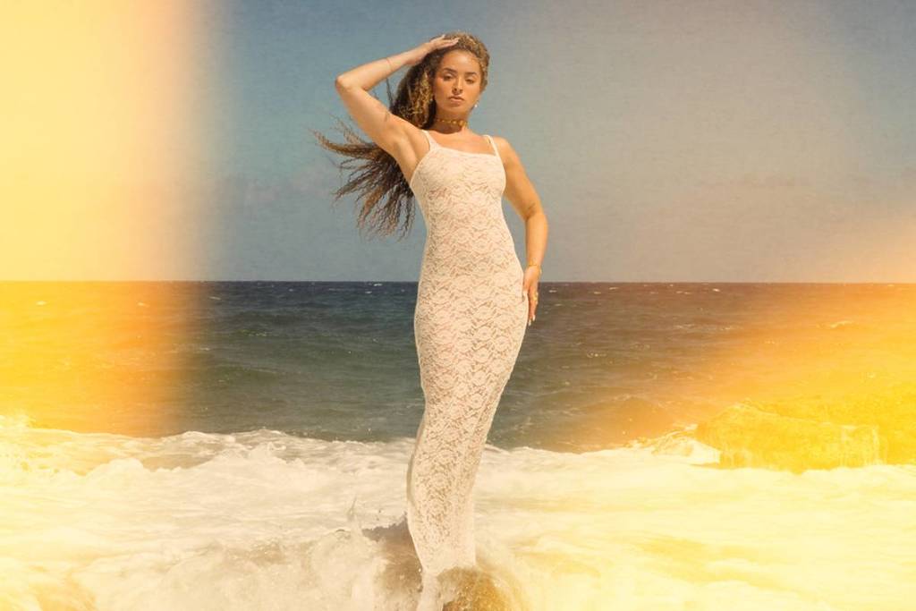 Ella Eyre posando na praia para um concerto promocional de Candlelight em Londres