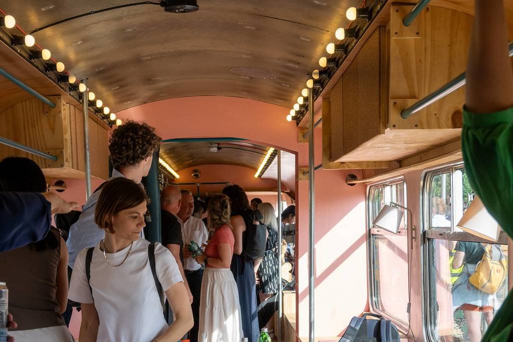 des gens à l'intérieur d'un wagon de train vintage transformé en café à newham