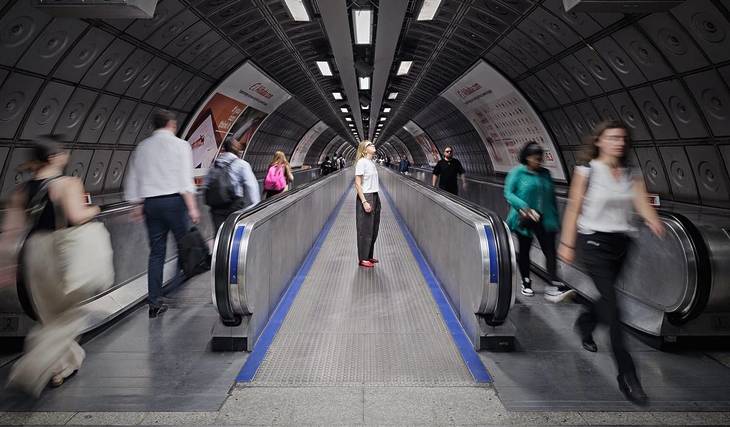 TfL ha instalado una nueva obra de arte sonora en la estación de metro de Waterloo, y se puede escuchar la pieza completa mientras se camina por el túnel de las líneas Jubilee y Northern.