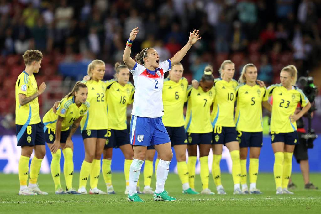 Lucy Bronze comemora a vitória da Inglaterra contra a Suécia