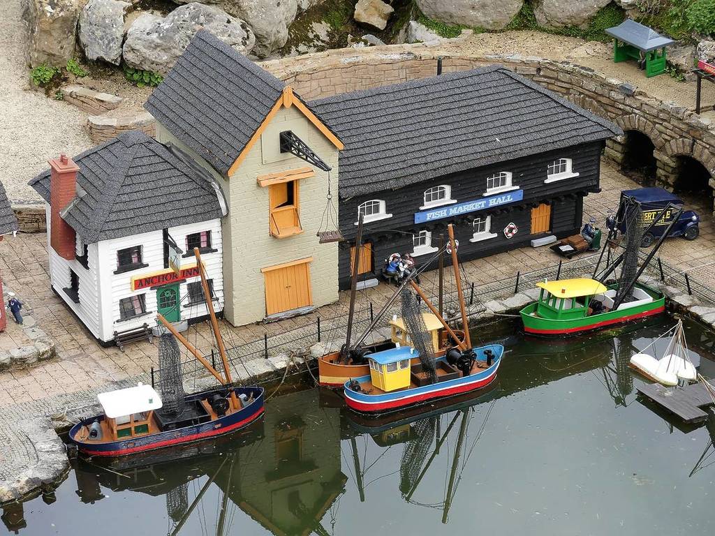 El minipuerto pesquero del pueblo en miniatura de Bekonscot