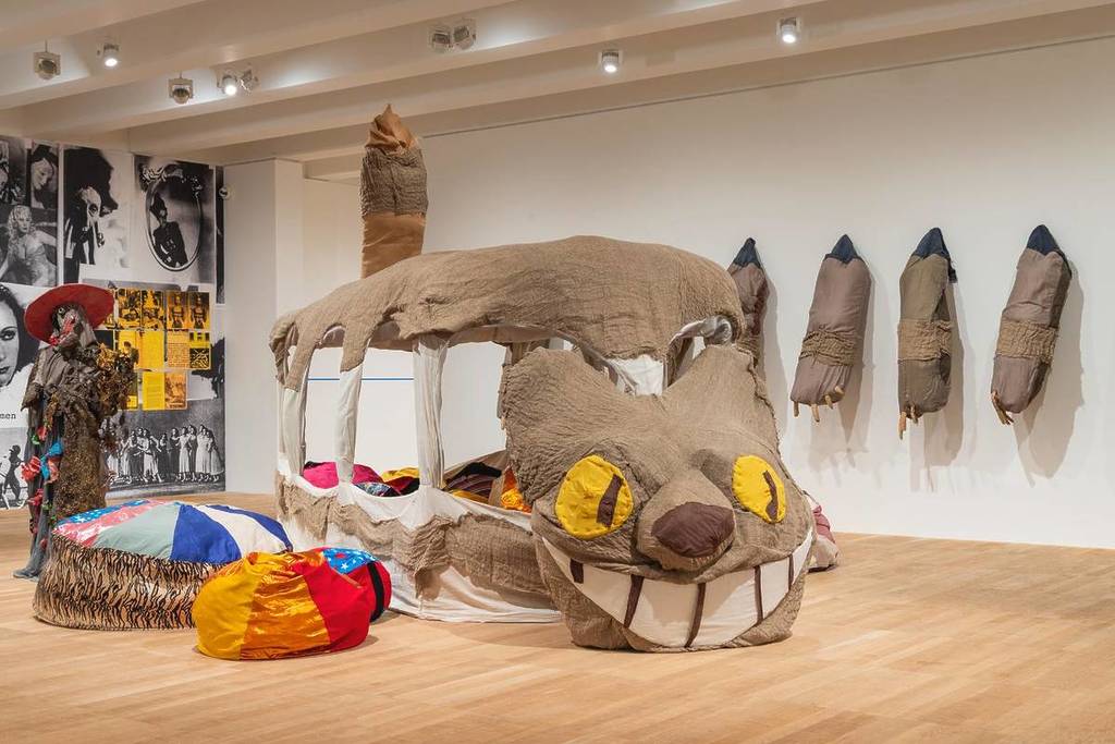 l'installation théâtrale d'un dragon à la tate