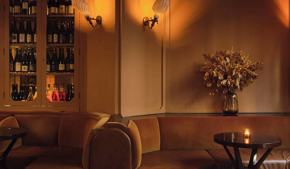 Este acogedor bar de vinos londinense está escondido encima de un popular pub del Soho, y acaba de sufrir una hermosa reforma.