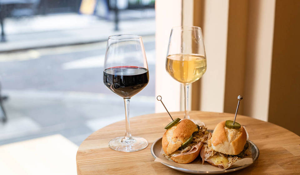 Ce nouveau lieu de Fitzrovia est l&rsquo;un des plus petits bars à vin de Londres. Il sert des saveurs latino-américaines audacieuses et des vins délicieux dans un superbe espace aux couleurs de la pêche.