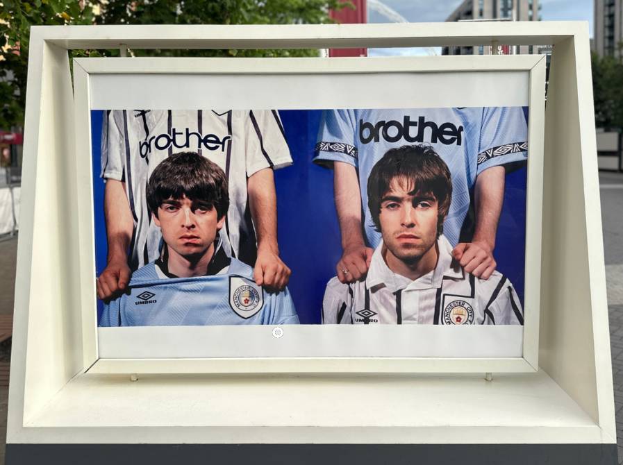 Noel and Liam Gallagher in Manchester City shirts