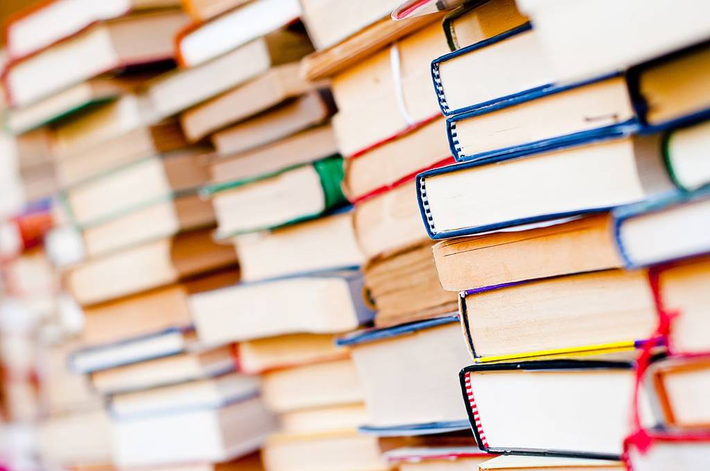 Stapel von Büchern übereinander gestapelt