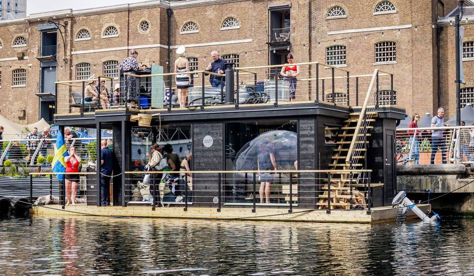 Cet été, vous pourrez profiter d&rsquo;un sauna sur le thème d&rsquo;Oasis à Londres &#8211; et vous pourrez siroter des cocktails « Champagne Steamerova » pendant que vous vous détendez.