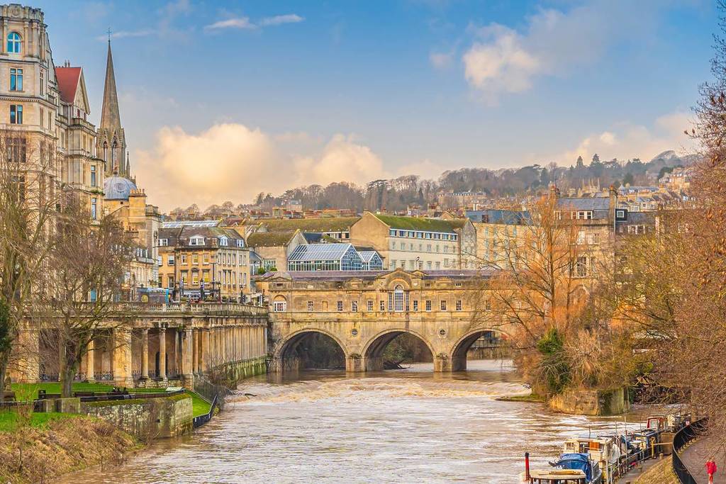 Il ponte Pulteney che attraversa il fiume Avon, a Bath, in Inghilterra, sito patrimonio mondiale dell’UNESCO