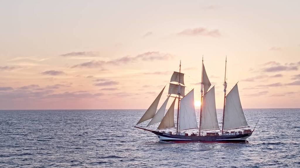 Die Oosterschelde-Drohne segelt bei Sonnenuntergang