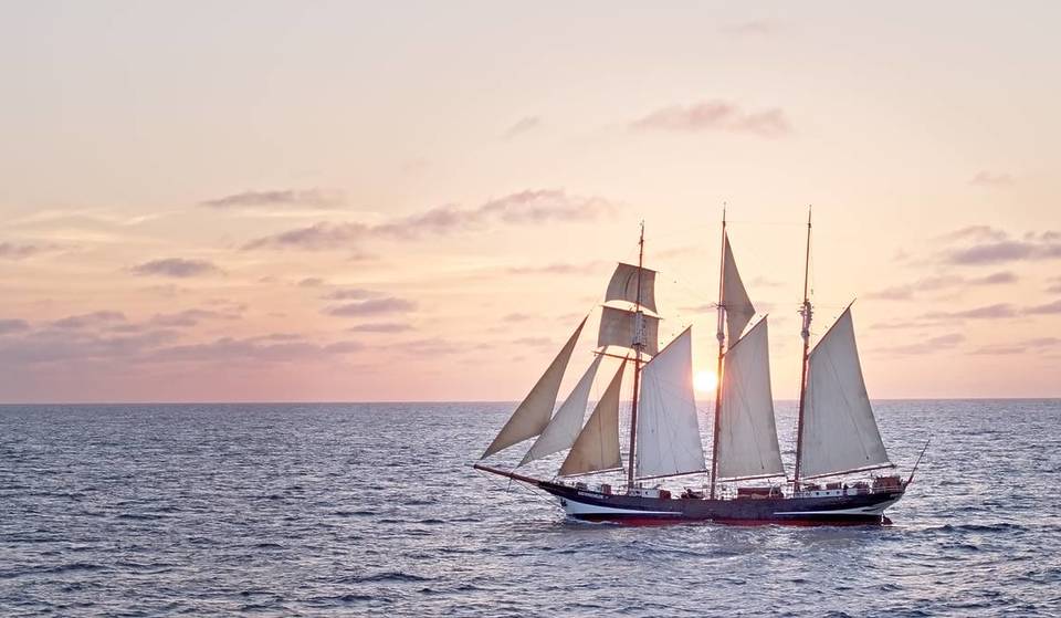 Dit historische Nederlandse Tall Ship vaart vandaag de Tower Bridge binnen en markeert daarmee het einde van een ongelofelijke milieureis van twee jaar over de wereld