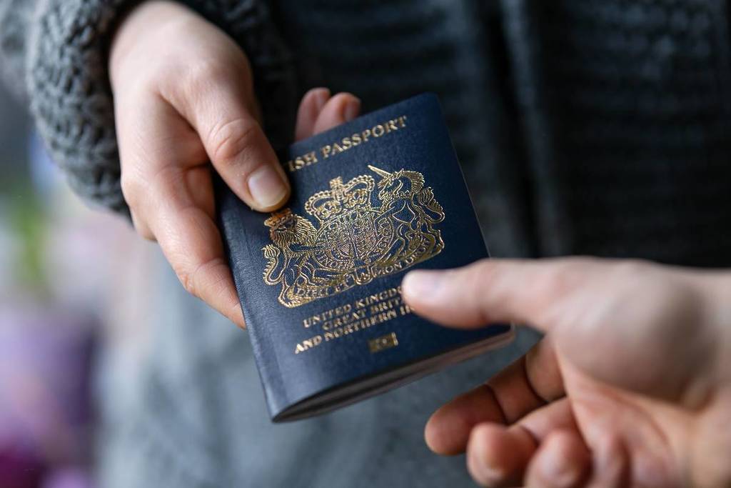 man overhandigt nieuw post Brexit blauw Brits paspoort Devon, Verenigd Koninkrijk, januari, 2021