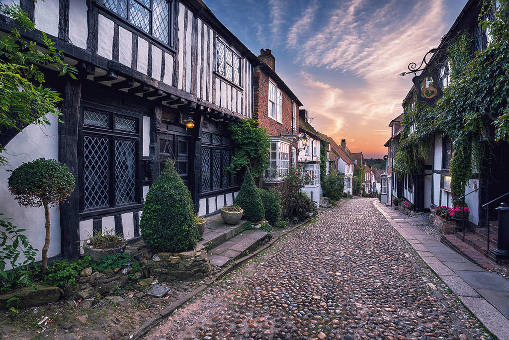 un'affascinante stradina acciottolata a Rye, fiancheggiata da case in stile Tudor un po' sbilenco