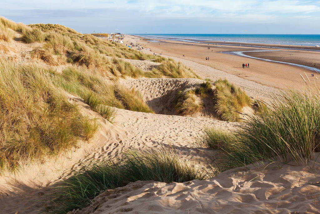 eine Sanddüne am Strand in der Nähe des Wassers in Sussex