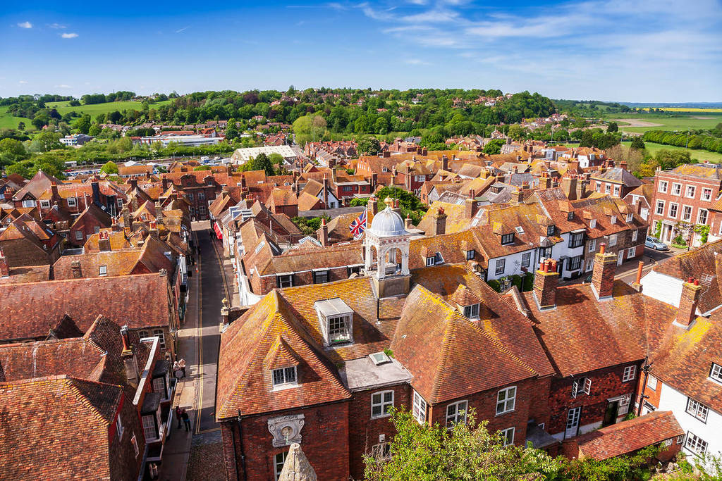 vista aérea de los preciosos edificios y casas rojas de la ciudad de rye
