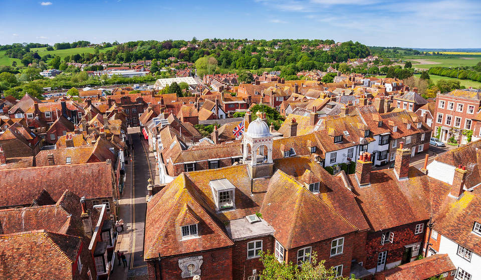 Cette ville médiévale pittoresque se trouve à une heure de Londres, avec ses charmantes rues pavées et ses bâtiments tout droit sortis d&rsquo;un conte de fées.