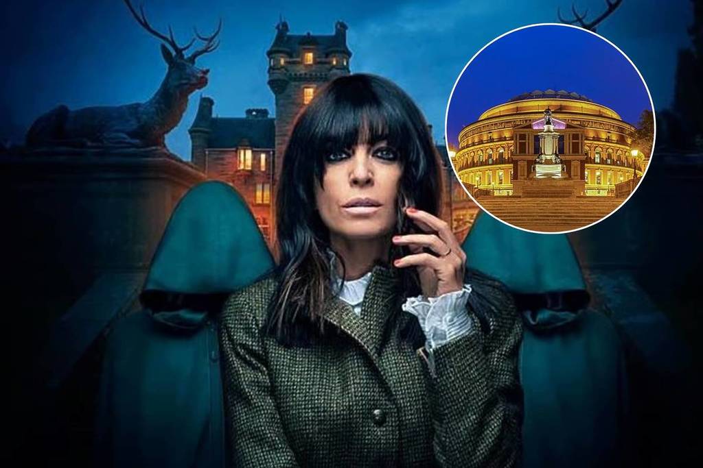 claudia winkleman als gastvrouw voor de verraders met inzet van verlichte royal albert hall bij nacht waar het Proms concert plaatsvindt