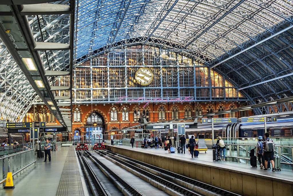 Intérieur de la gare internationale de St Pancras à Londres. St Pancras est le principal terminal ferroviaire pour les départs des trains Eurostar de Londres vers le continent européen.