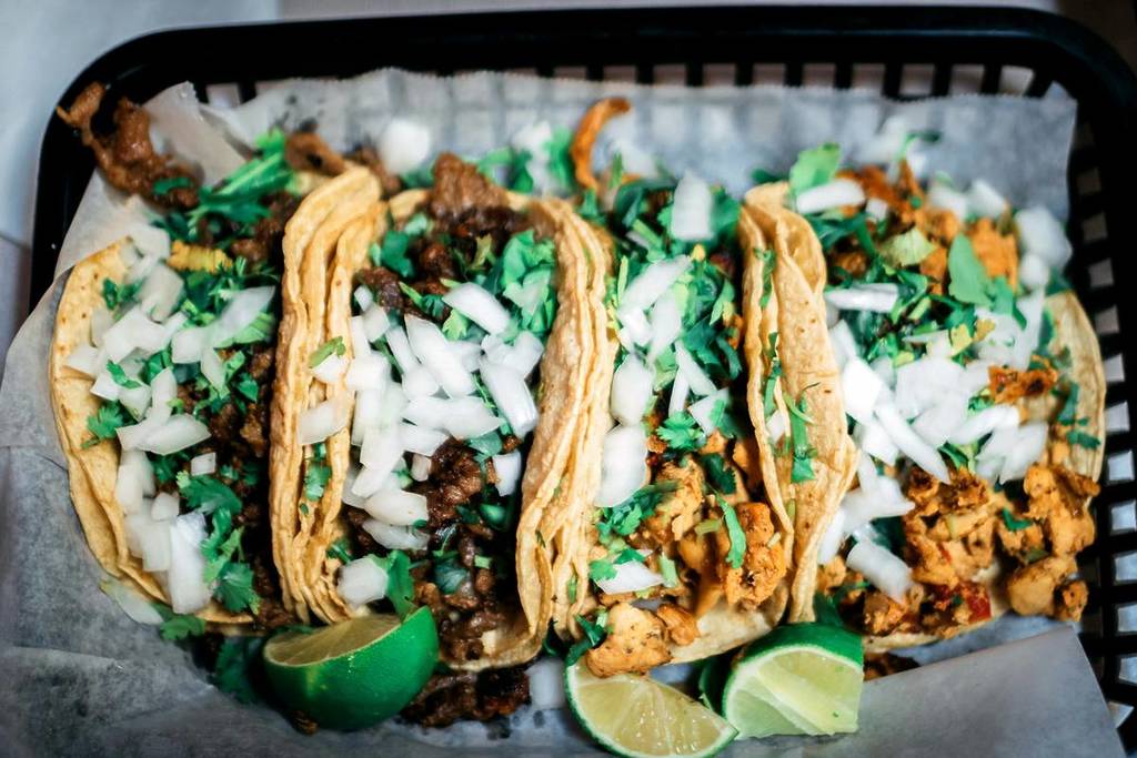 Um prato de tacos