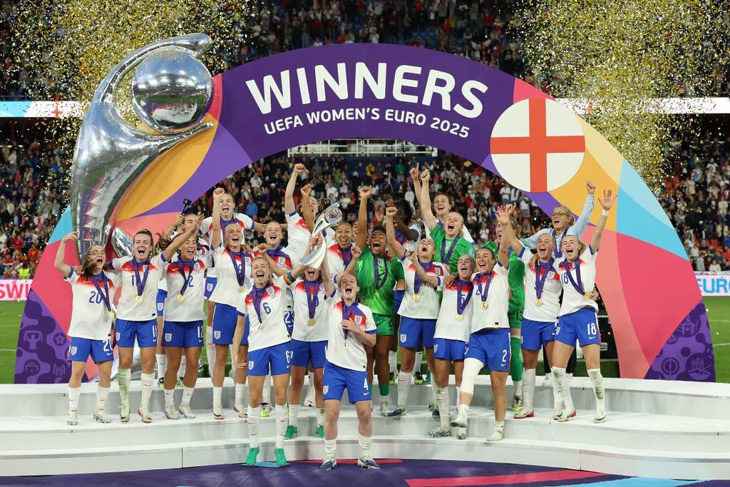 L'Angleterre soulève le trophée de l'Euro 2025 après avoir battu l'Espagne aux tirs au but.